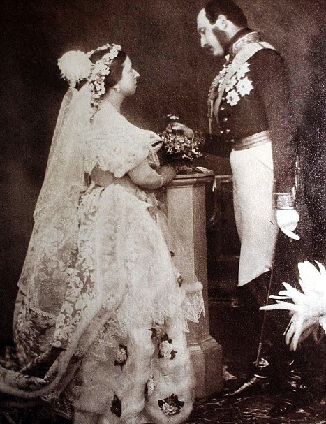 queen victoria wedding dress